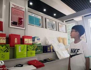 繁峙縣志愿者協(xié)會(huì)組織學(xué)生參觀手工業(yè)產(chǎn)品展示廳 聚寶新區(qū)社區(qū)和箱包廠車(chē)間